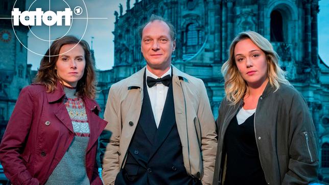 Die Oberkommissarinnen Karin Gorniak (li., Karin Hanczewski) und Henni Sieland (re, Alwara Höfels) und Kommissariatsleiter Peter Michael Schnabel (Martin Brambach) vor der Hofkirche in Dresden.