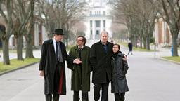 Ein unerwarteter Todesfall hat unser Ermittlerteam, aber auch der Tochter von Kommissar Eisner, schwer zugesetzt. v.l. Hubert Kramar, Heribert Sasse, Harald Krassnitzer, Sarah Tkotsch