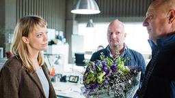 TATORT: Ellen Berlinger (Heike Makatsch) und ihr Chef Volker Gaus (Holger Kunkel, Mitte) haben den Bauinvestor Fest (Pierre Siegenthaler) ins Präsidium bestellt. Der versucht, Ellen mit einem Blumenstrauß davon abzuhalten, ihn wegen Amtsmisbrauchs anzuzeigen.