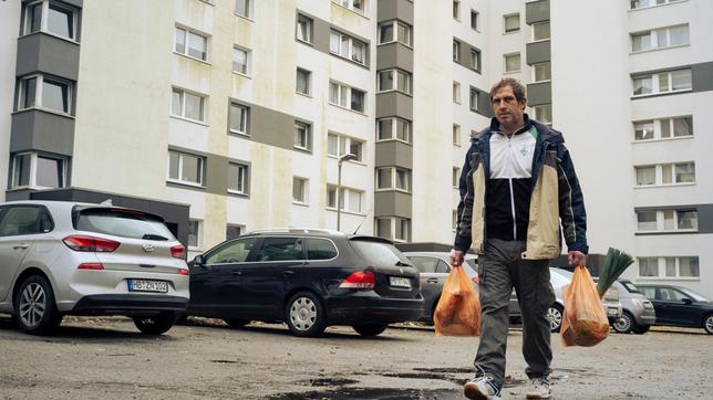 Familie Stiehler steckt Mitten im Sumpf aus Lügen, Drogen und geplatzten Träumen. V.l.n.r.: Jessica Stiehler (Johanna Polley), Marco Stiehler (Gustav Schmidt), Rudi Stiehler (André Szymanski)