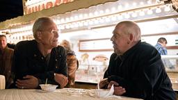 Feierabend: Max Ballauf (Klaus J. Behrendt, l) und Freddy Schenk (Dietmar Bär, r) an der Wurstbraterei.