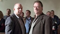 Tatort - Das Haus am Ende der Straße: Kriminalhauptkommissar Frank Steier (Joachim Król, links) und Kommissar Erik Seidel (Peter Kurth) im Gerichtssaal.