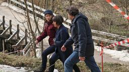 Franziska Tobler (Eva Löbau), Cornelia Harms (Steffi Kühnert) und Friedemann Berg (Hans-Jochen Wagner) auf dem Weg zum Tatort im Wald.