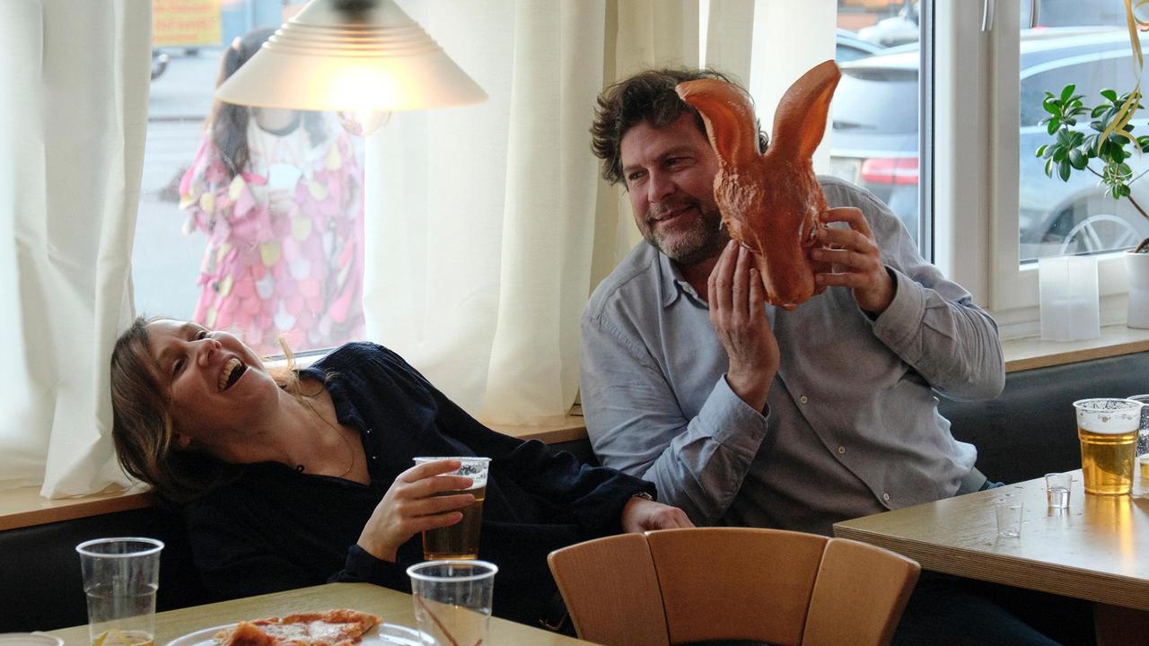 Franziska Tobler (Eva Löbau) und Friedemann Berg (Hans-Jochen Wagner) lassen sich durch die tollen Tage treiben.