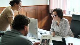 Franziska (Eva Löbau) und Friedemann (Hans-Jochen Wagner) berichten ihrer Chefin Cornelia Harms (Steffi Kühnert) von Erkenntnissen der französischen Kollegen, die ihnen womöglich in ihrem Fall weiterhelfen können.