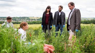 Frau Dr. Seelenbinder (Ute Wieckhorst) erklärt Kira Dorn (Nora Tschirner), Lessing (Christian Ulmen) und Kurt Stich (Thorsten Merten) ihre ersten Erkenntnisse nach Inspektion der Leiche.