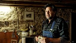 Friedemann Berg (Hans-Jochen Wagner) im alten Bauernhaus seiner Familie.