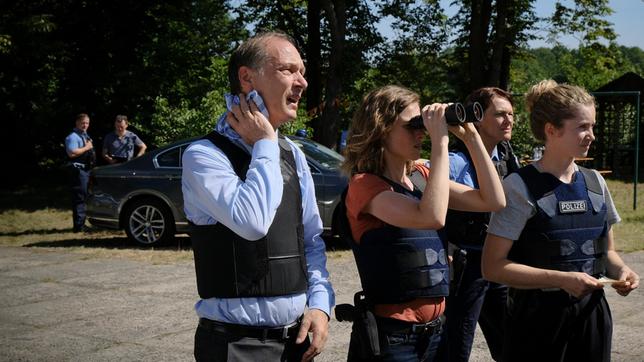 Gemeinsam mit Peter Schnabel (Martin Brambach) verfolgen Karin Gorniak (Karin Hanczewski) und Leonie Winkler (Cornelia Gröschel) die Geschehnisse im Kinderheim gebannt.