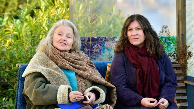 Hanna Schygulla (links) und Eva Mattes in einer Drehpause.