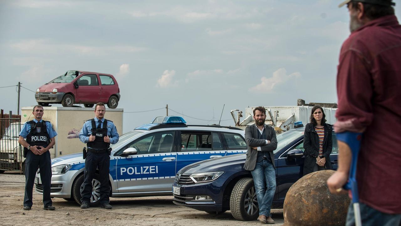 Harald (Heiko Pinkowski) stellt sich Lessing (Christian Ulmen) und Kira Dorn (Nora Tschirner).