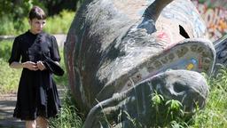 Hauptkommissarin Nina Rubin (Meret Becker) im Plänterwald an der Stelle, wo sie damals die Kugel fand, die Maihack tötete.