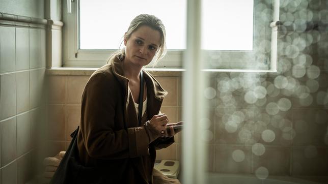 Bild: WDR/Bavaria Fiction GmbH/Martin Valentin Menke Ihr Freund Karim soll nicht mitbekommen, wem sie schreibt: Sonja Schenk (Natalie Spinell) tippt eine Nachricht ins Handy.