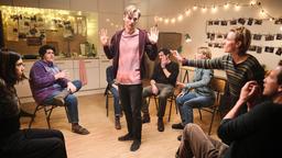 Im Wohnprojekt eskaliert die Situation: Marco (Joseph Bundschuh, Mitte) hat im Affekt zugeschlagen, Udo (Oliver Gehrs, mit der Hand an der Wange) wurde getroffen und Kerstin (Nadine Dubois, links), Ulrike (Christiane Rösinger), Martina (Anna Brüggemann), Victoria (Lana Cooper) und Wendelin (Eike Jon Ahrens, rechts) versuchen entweder den einen oder den anderen zu beruhigen.