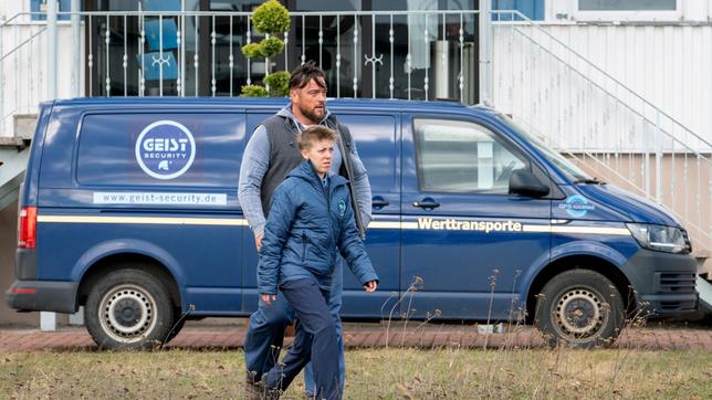 John Geist (Ronald Zehrfeld) und seine Mitarbeiterin Kerstin Brune (Jördis Trauer) vor der Sicherheitsfirma John Geist.