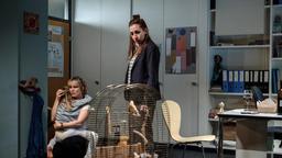 Kanarienvogeltrauma: Ella Perrier (Maura Landert), Kommissarin Isabelle Grandjean (Anna Pieri Zuercher) und ihre Kollegin Tessa Ott (Carol Schuler)