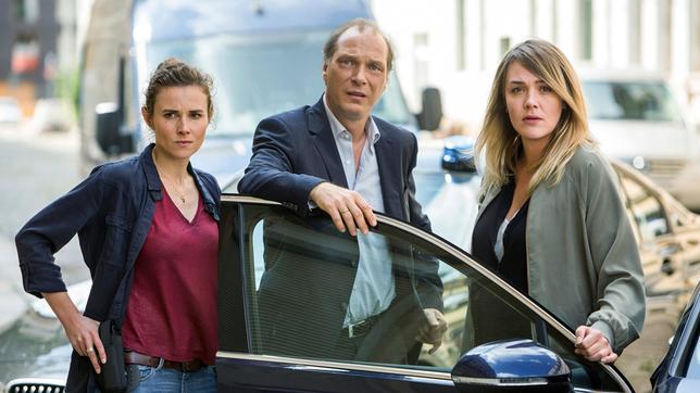 Bild: MDR Karin Gorniak (Karin Hanczewski), Peter Michael Schnabel (Martin Brambach) und Henni Sieland (Alwara Höfels) sind auf dem Weg zum Tatverdächtigen.