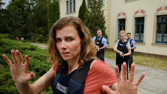 Karin Gorniak (Karin Hanczewski) und Leonie Winkler (Cornelia Gröschel)treten langsam den Rückzug an, nachdem die Geiselnehmer ihre Absichten noch einmal deutlich machen.