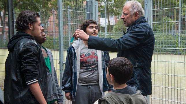 Tatort Kiel – Borowski und die Kinder von Gaarden: Kommissar Borowski (Axel Milberg) befragt die Gang (Samy Abdel Fattah, Jeffrey Tormekpey, Zoran Pingel, Mert Dincer).