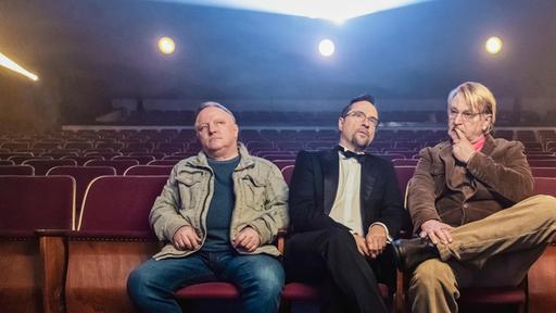 Kommissar Frank Thiel (Axel Prahl, links) und Prof. Karl-Friedrich Boerne (Jan Josef Liefers, Mitte) zusammen mit dem Mann, der in den Dschungel fiel: Auch der Bestseller-Autor Stan Gold (Detlev Buck, rechts) ist ein Kind der Stadt Münster. Nach seiner abenteuerreichen Zeit in Paraquay kehrt er jetzt als Stadtschreiber in die Heimat zurück. Doch es bleibt abenteuerlich