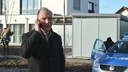 Kommissariatsleiter Peter-Michael Schnabel (Martin Brambach) erkundigt sich am Telefon bei seinen Kolleginnen nach dem aktuellen Stand zum Fall.