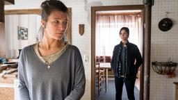 Kommissarin Nora Dalay (Aylin Tezel, r) befragt Frederike Kropp (Mona Kloos, l) in deren Wohnung. Sie kannte den ermordeten Andreas Sobitsch, er war ein Freund ihres Mannes.