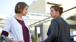 TATORT: NARBEN Krankenschwester Angelika Meyer (Laura Tonke) und Dr. Sabine Schmuck (Julia Jäger) waren Kollegen des Toten, der im Park vor dem Krankenhaus gefunden wurde.