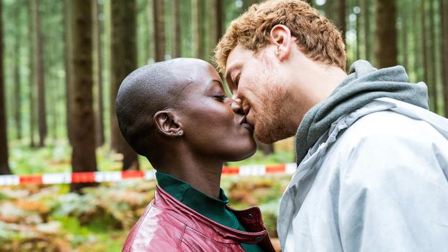 Küsse am Arbeitsplatz: Anais (Florence Kasumba) und Ehemann Nick (Daniel Donskoy)