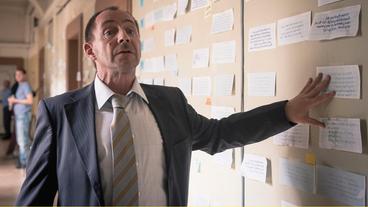 TATORT: Kurt Stich (Thorsten Merten) vor der Wand an denen sie Roys Lottoscheine aufgehängt haben.