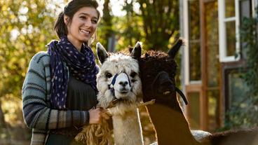 Leben glücklich auf dem Erlenhof: Inès Fournier (Maëlle Giovanetti) und zwei Alpakas.