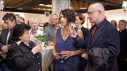 Lena Odenthal (Ulrike Folkerts) ist Peter Beckers (Peter Espeloer) Begleitung bei der Premiere des Amateurtheaters Babbeldasch. Beim Empfang vor der Vorstellung wird Theaterleiterin Sophie Fettèr (Malou Mott, links) auf sie aufmerksam.