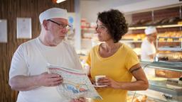 Lena Odenthals (Ulrike Folkerts) Neugier ist geweckt. Als Privatperson kommt sie in die Bäckerei, um von Manfred Oelenschläger (Gerd Rohrbacher) mehr über die mit Mohn versetzten Croissants zu erfahren.