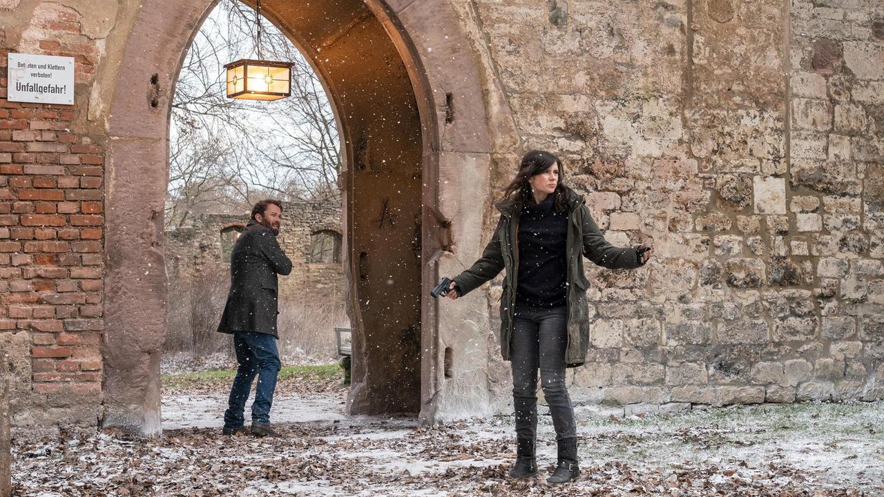 Lessing (Christian Ulmen) und Kira Dorn (Nora Tschirner) vor der Parkhöhle.