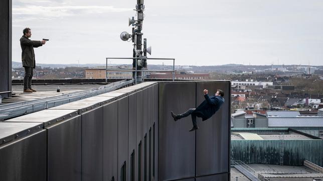 Markus Graf (Florian Bartholomäi) stürzt von einem Dortmunder Hochhaus-Dach. Kommissar Peter Faber (Jörg Hartmann) hatte den entflohenen Straftäter hier gestellt.