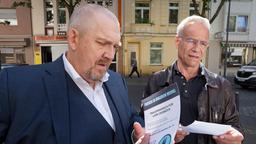 Max Ballauf (Klaus J. Behrendt, r) und Freddy Schenk (Dietmar Bär, l) lesen, was auf den Flugblättern der "Wacht am Rhein" steht.