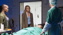 Nick (Daniel Donskoy) hat die Leiche von Lisa Vegener (Luisa Taraz) untersucht und berichtet den Kommissarinnen (Florence Kasumba, l. und Charlotte Lindholm).