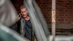 TATORT: FEGEFEUER: Nick Tschiller (Til Schweiger) zielt mit der Waffe.