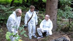 Paul Brix (Wolfram Koch, li.), Anna Janneke (Margarita Broich) und Pathologe Dr. Lorenz (Michael Stange).