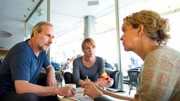 Paul Brix (Wolfram Koch), Constanze Lauritzer (Christina Große) und Anna Janneke (Margarita Broich, re.).