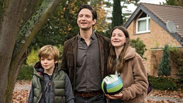 Polizeipressesprecher Johannes Hagen (August Wittgenstein) mit seinen Kindern Maja (Lilli Lacher) und Paul.