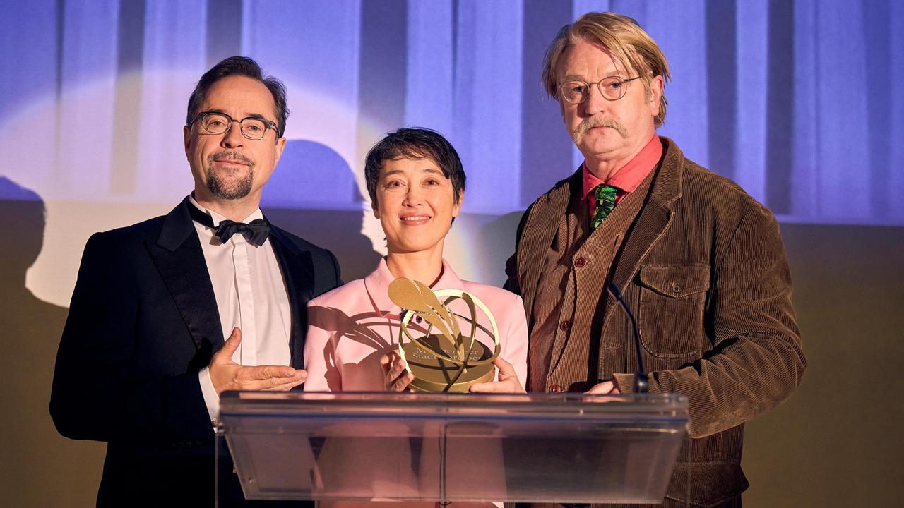 Prof. Boerne (Jan Josef Liefers, l), die Oberbürgermeisterin der Stadt Münster (Nicola Grüngel, M) und Autor Stan Gold (Detlef Buck, r) bei der Verleihung des 1. Münsteraner Stadtschreiber-Preises.