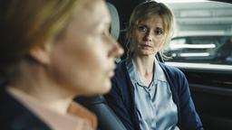 Von rechts: Barbara Sprenger (Anna Tenta) bittet Theresa Hein (Anja Schneider) um Hilfe. | Bild: BR/Hager Moss Film GmbH/Hendrik Heiden