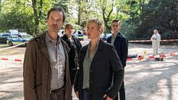 Tatort im Park: Ein Polizist wurde getötet – die Kommissare Peter Faber (Jörg Hartmann), Rosa Herzog (Stefanie Reinsperger), Martina Bönisch (Anna Schudt) und Jan Pawlak (Rick Okon) schauen sich um, während Rechtsmedizinerin hinten rechts) das Opfer untersucht.