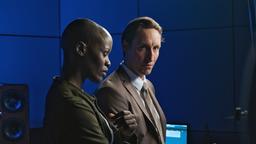 Anais (Florence Kasumba) und Gottlieb (Hendrik Heutmann) beobachten das Helm-Experiment.