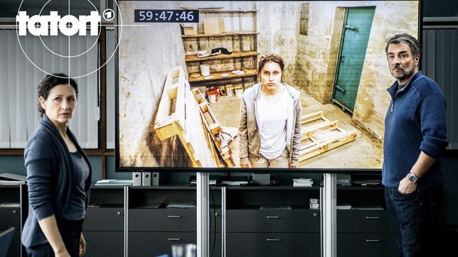 Livebild vom Entführungsopfer: Delia Mayer als Liz Ritschard und Stefan Gubser als Reto Flückiger im Polizeirevier. Auf dem Monitor sieht man Tabea Buser als die entführte Martina Oberholzer.