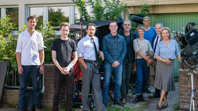 Bei den Dreharbeiten zum „Tatort: Angeklagt“ (AT) in Mainz: Regisseur Tim Trageser (4.v.l.) mit Producer Pascal Nothdurft, Produzent Marc Müller-Kaldenberg, Kameramann Eckhard Jansen (3.v.r.) und den Schauspieler:innen Klaus Steinbacher, Sebastian Blomberg, Heike Makatsch, Rainer Laupichler und Michaela May. 