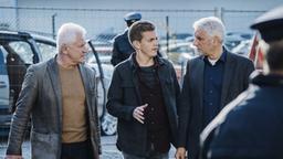 Die Kriminalhauptkommissare Ivo Batic (Miroslav Nemec, links) und Franz Leitmayr (Udo Wachtveitl, rechts), kommen mit ihrem Kollegen Kriminalkommissar Kalli Hammermann (Ferdinand Hofer) am Tatort an.