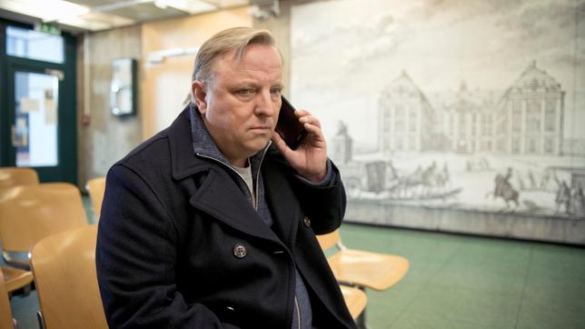 Telefonat im Gericht: Kommissar Frank Thiel (Axel Prahl) steckt schon mitten in seinen privaten Weihnachtsvorbereitungen.