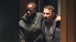 TATORT STUTTGART: Thorsten Lannert (Richy Müller) will, Lela (Florence Kasumba) in Sicherheit bringen, die auf der Suche nach ihrem Mann und ihrem Sohn von den Schleusern verletzt wurde.