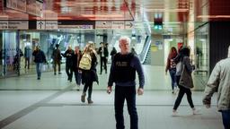 Kriminalhauptkommissar Ivo Batic (Miroslav Nemec) versucht sich auf der Suche nach einem zweiten möglichen Täter am Marienplatz einen Überblick zu verschaffen. 