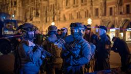 Das Sondereinsatzkommando sichert den Marienplatz.